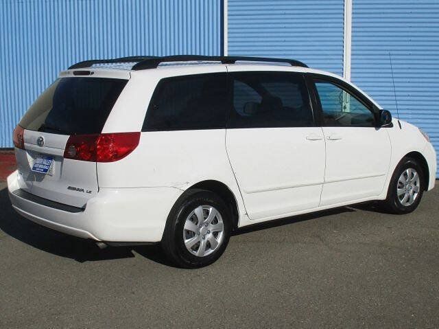 Used 2007 Toyota Sienna LE w/ LE Pkg 4 FWD image 3