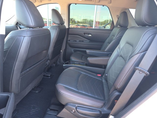 Used 2022 Nissan Pathfinder Platinum w/ Lighting Package (N92) FWD image 12