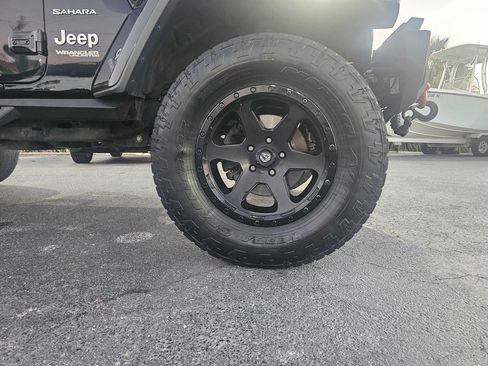 Used 2018 Jeep Wrangler Unlimited Sahara AWD/4WD image 15