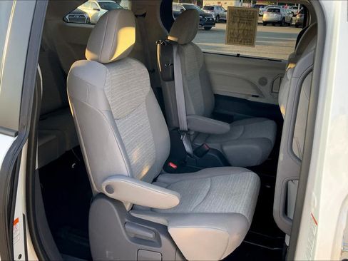 Used 2021 Toyota Sienna LE FWD image 19
