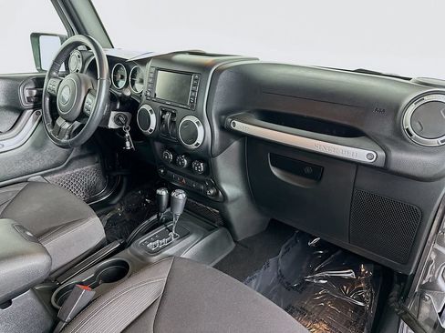 Used 2018 Jeep Wrangler Sahara w/ Connectivity Group AWD/4WD image 32