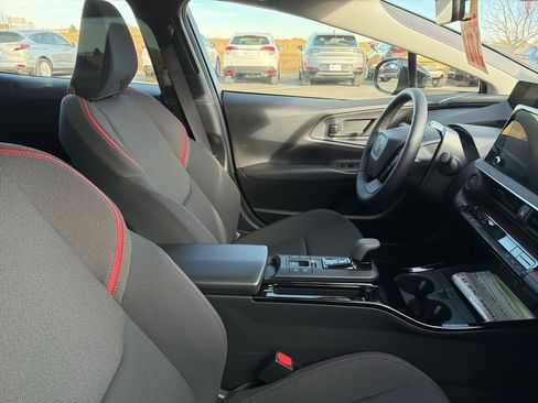 Used 2025 Toyota Prius Plug-In Hybrid image 4