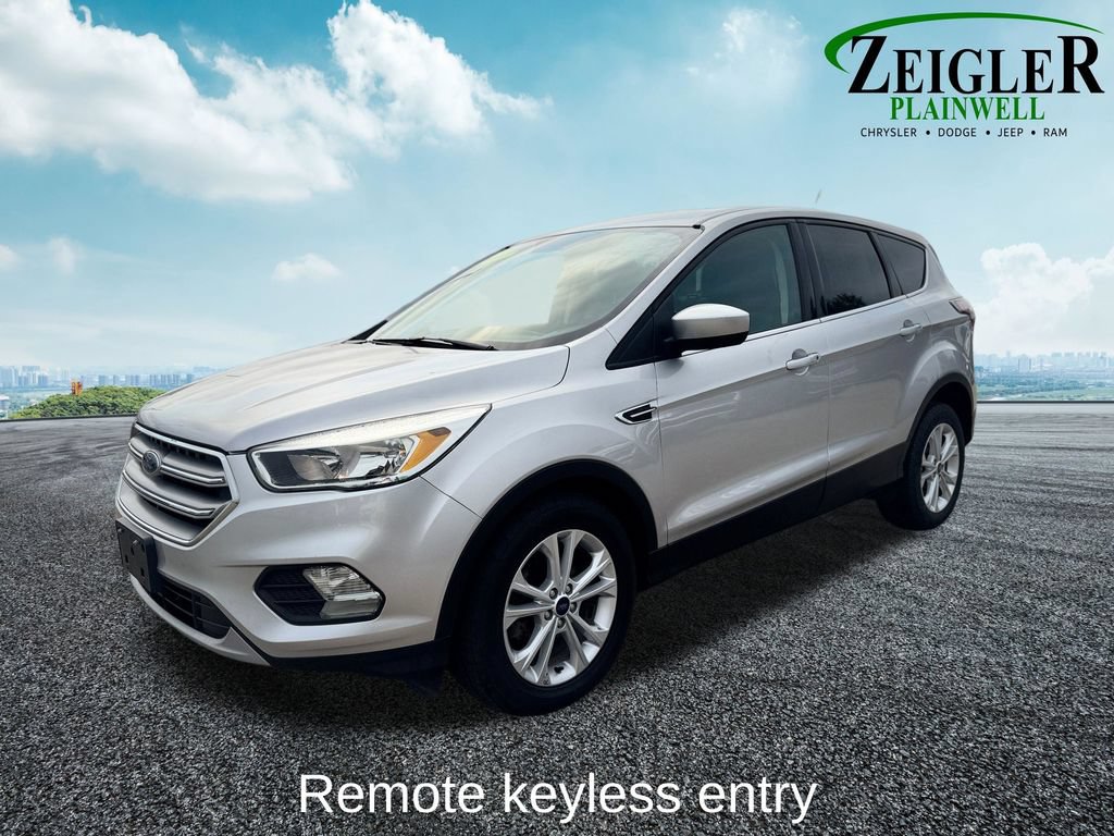 Used 2017 Ford Escape SE FWD image 2