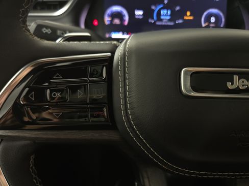 Used 2023 Jeep Grand Cherokee Overland AWD/4WD image 15