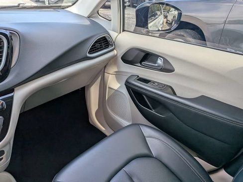 Used 2024 Chrysler Pacifica Touring-L FWD image 19