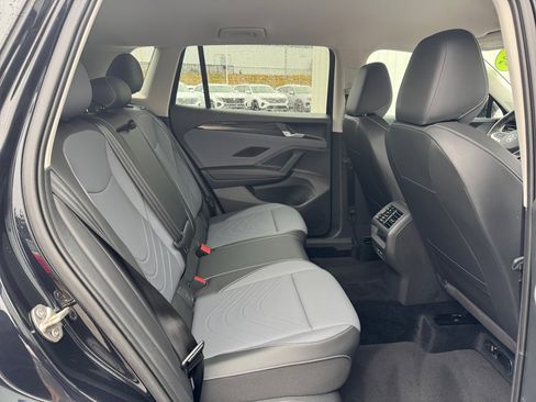 Used 2025 Volkswagen Tiguan SE image 31