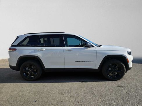 Used 2024 Jeep Grand Cherokee Altitude RWD image 2