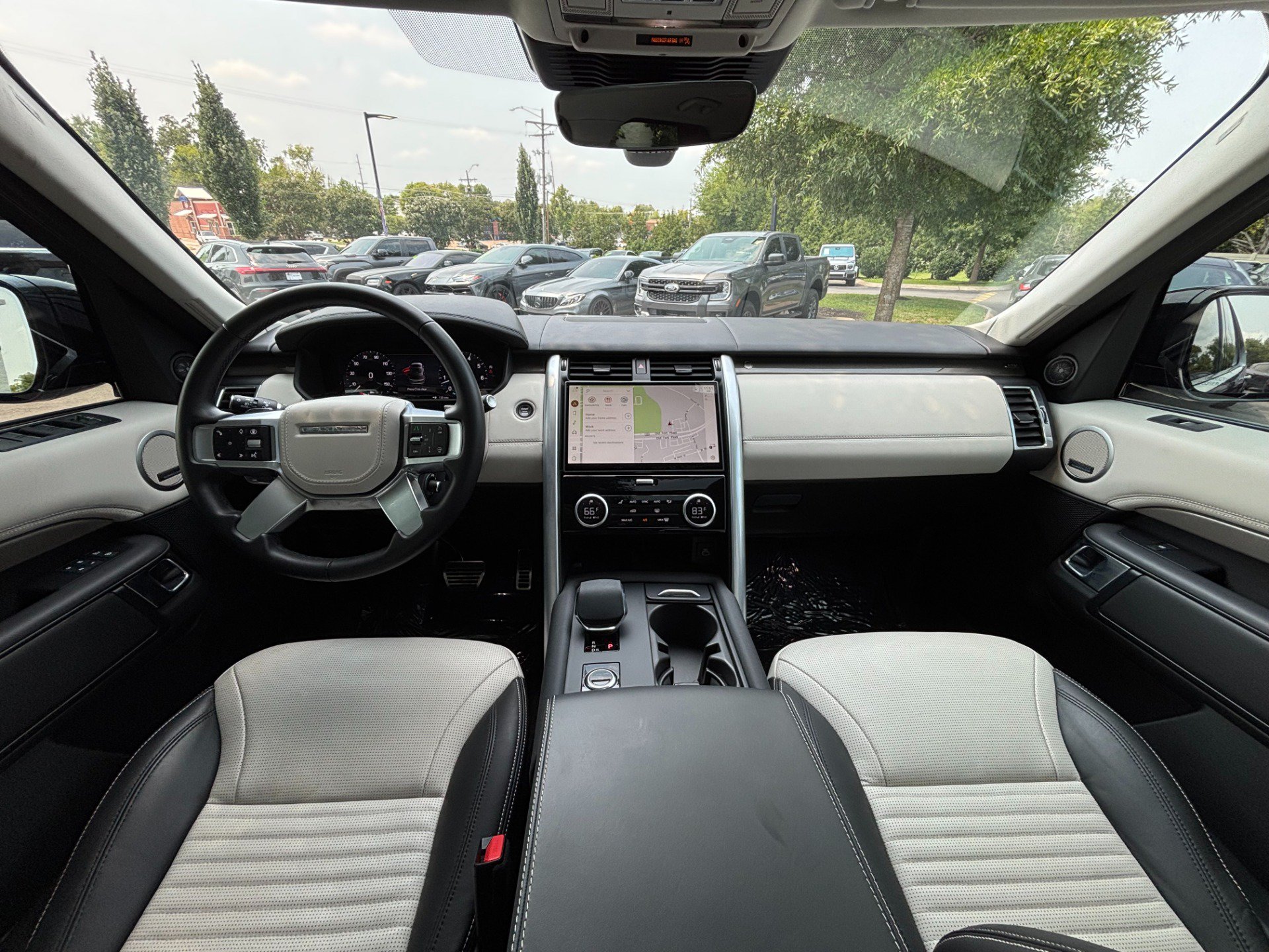 Used 2025 Land Rover Discovery Metropolitan Edition AWD/4WD image 55