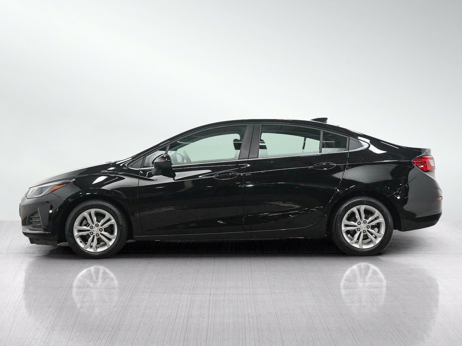 Used 2019 Chevrolet Cruze LT w/ Convenience Package FWD image 2