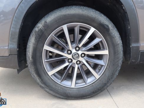 Used 2019 Toyota Highlander XLE FWD image 10