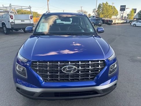 Used 2023 Hyundai Venue Limited w/ Cargo Package FWD image 3