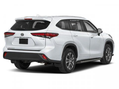 Used 2026 Toyota Highlander XLE AWD/4WD image 2