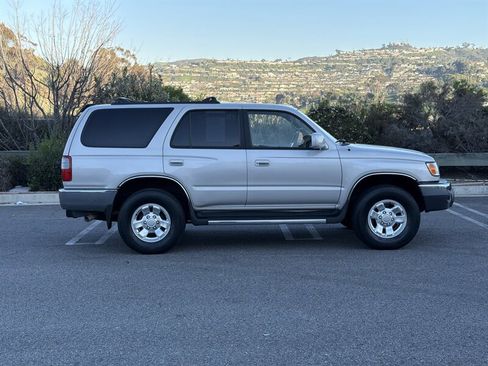 Used 2000 Toyota 4Runner SR5 image 9