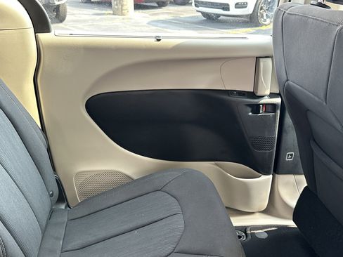 Used 2020 Chrysler Pacifica Touring image 18