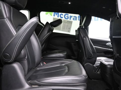 Used 2022 Chrysler Pacifica Touring-L w/ Uconnect Theater Family Group FWD image 10