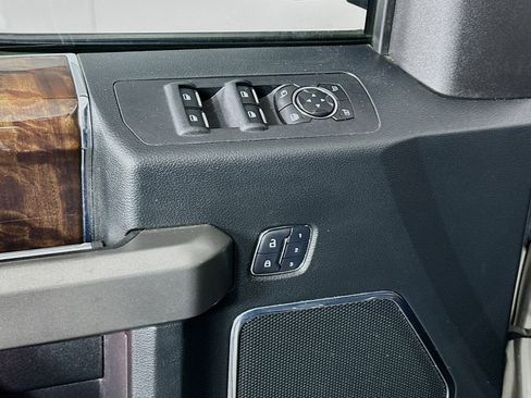 Used 2016 Ford F150 Platinum w/ Equipment Group 701A Luxury image 15