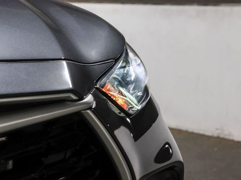 Used 2023 Toyota Highlander XLE FWD image 7