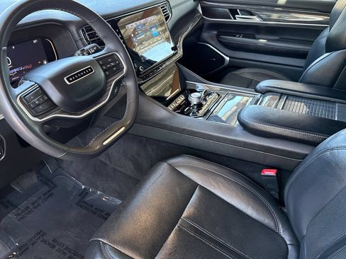Used 2022 Jeep Wagoneer Series III AWD/4WD image 5
