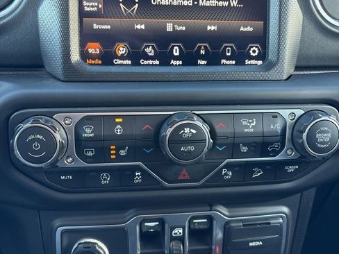 Used 2018 Jeep Wrangler Unlimited Sahara w/ Uconnect 4C Nav & Sound Group image 38