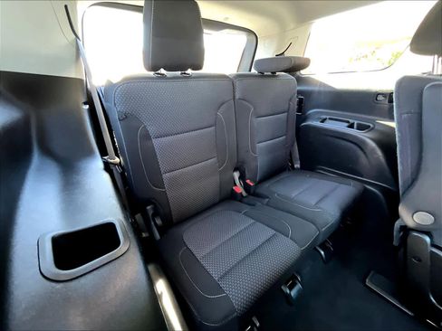 Used 2022 GMC Acadia SLE image 16