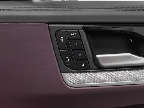 Used 2025 Porsche Cayenne E-Hybrid image 22