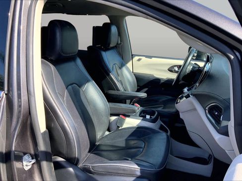 Used 2019 Chrysler Pacifica Limited w/ Advanced Safetytec Group FWD image 8