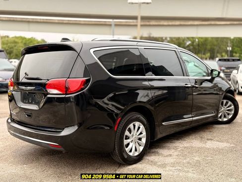Used 2019 Chrysler Pacifica Touring-L FWD image 5