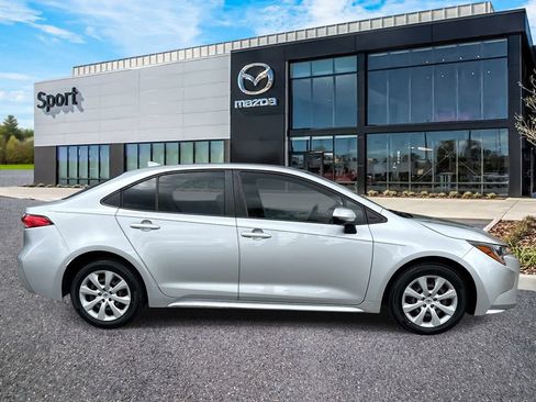 Used 2022 Toyota Corolla LE FWD image 2