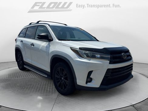 Used 2019 Toyota Highlander SE w/ Nightshade Edition AWD/4WD image 1