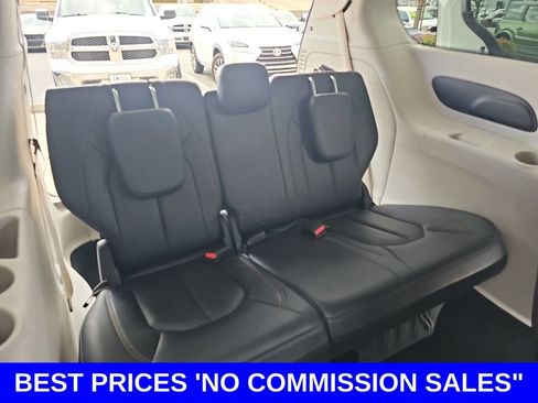 Used 2018 Chrysler Pacifica Touring-L FWD image 12