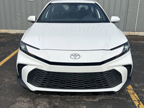 Used 2025 Toyota Camry SE FWD image 2