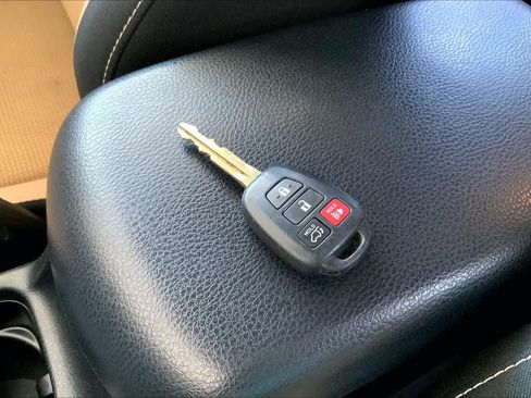 Used 2016 Toyota RAV4 XLE AWD/4WD image 14