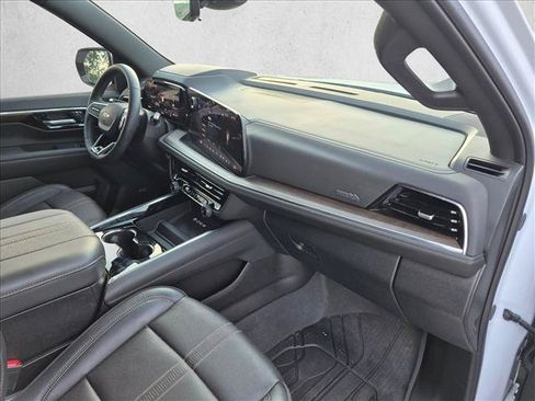 Used 2026 Chevrolet Suburban High Country RWD image 21