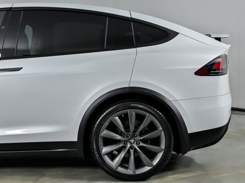 Used 2018 Tesla Model X 75D image 9