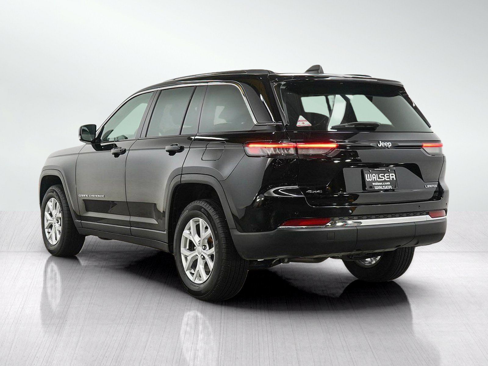 Used 2023 Jeep Grand Cherokee Limited AWD/4WD image 4