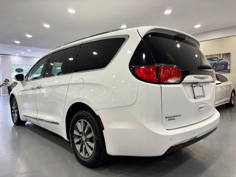 Used 2020 Chrysler Pacifica Touring-L Plus FWD image 5