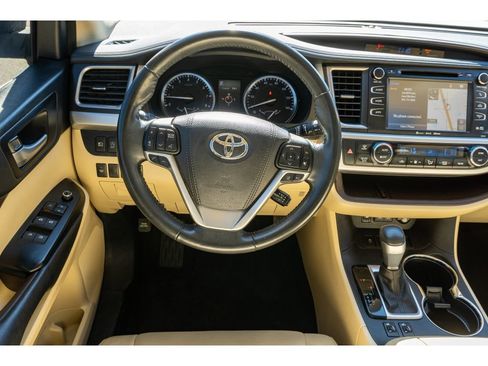 Used 2017 Toyota Highlander XLE image 24