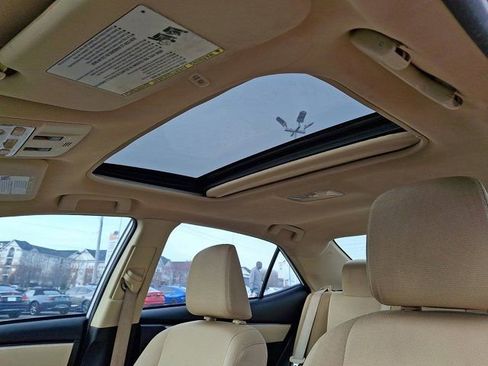 Used 2018 Toyota Corolla LE w/ LE Premium Package w/Moonroof image 18