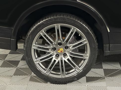Used 2017 Porsche Cayenne Platinum Edition image 17