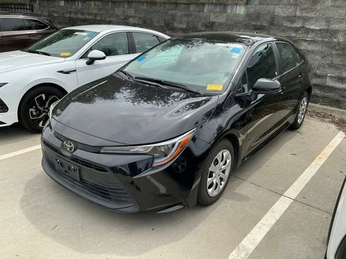 Used 2025 Toyota Corolla LE FWD image 3