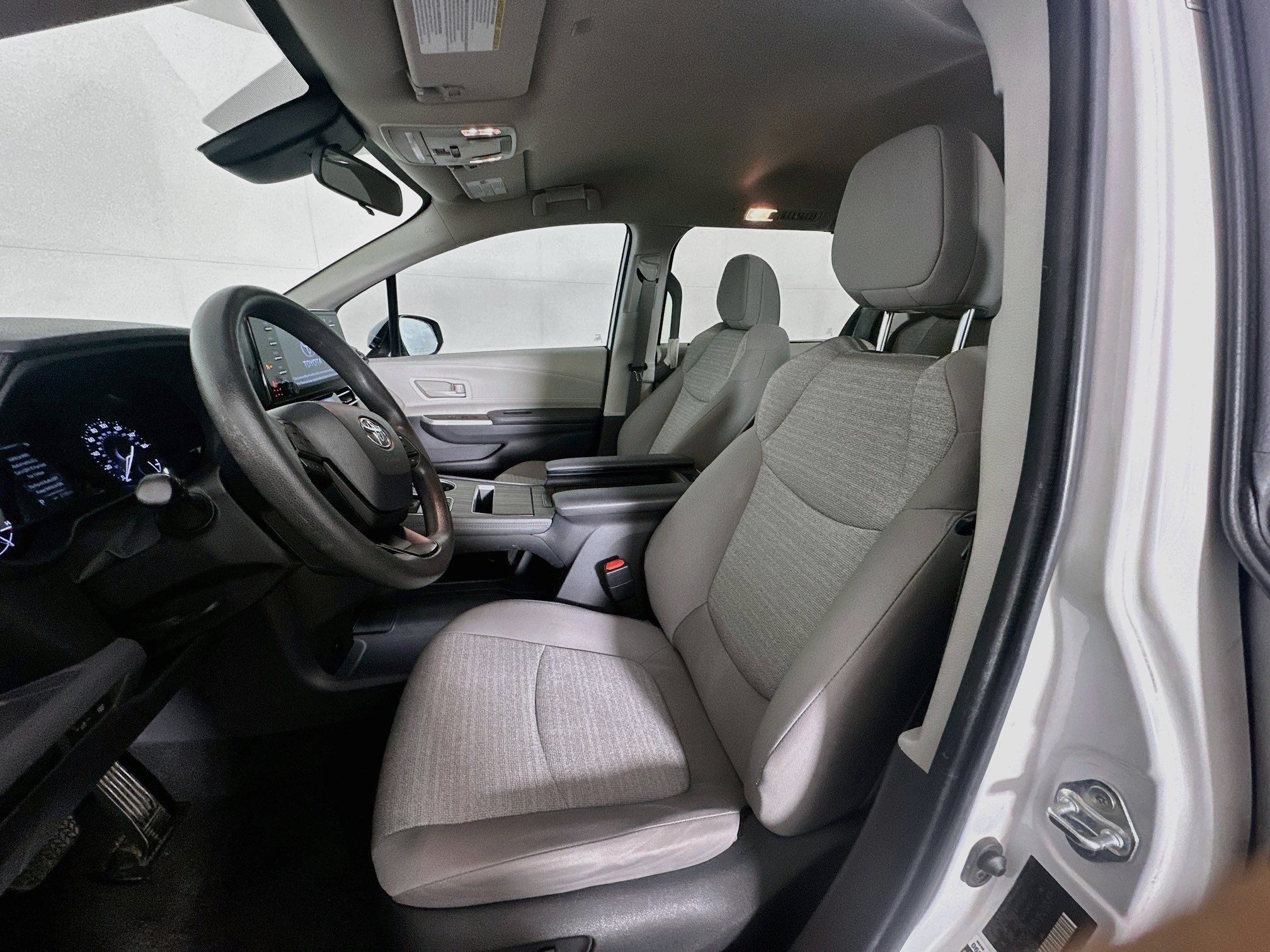 Used 2024 Toyota Sienna LE FWD image 13