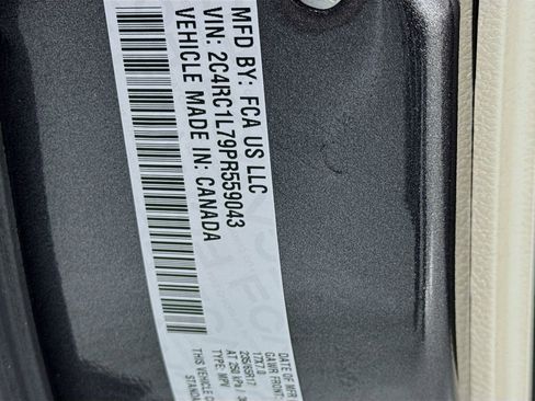 Used 2023 Chrysler Pacifica Touring-L image 44