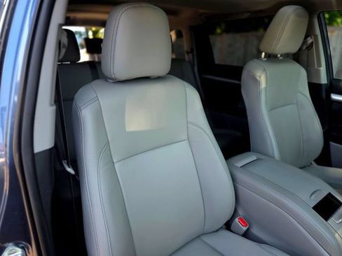 Used 2019 Toyota Highlander XLE AWD/4WD image 40