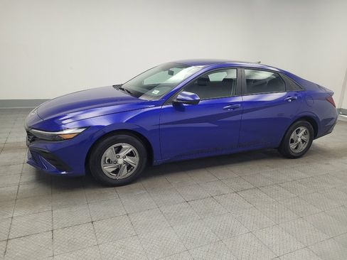 Used 2025 Hyundai Elantra SE FWD image 2
