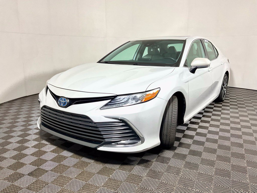 Used 2022 Toyota Camry XLE w/ Cold Weather Package FWD image 2