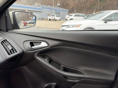 Used 2018 Ford Focus SE w/ Cold Weather Package image 23