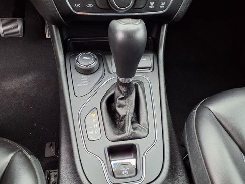 Certified 2019 Jeep Cherokee Latitude Plus AWD/4WD image 16