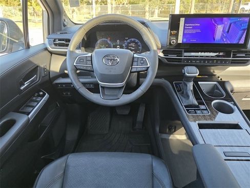Certified 2025 Toyota Sienna Platinum image 7