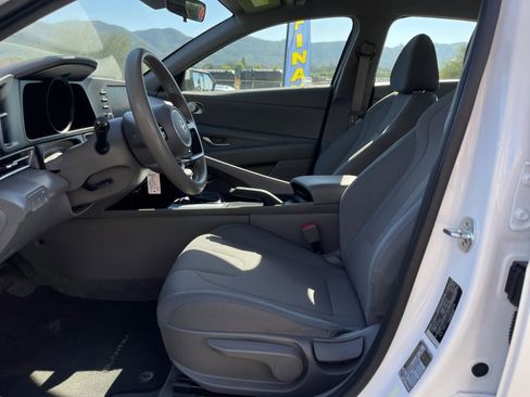 Used 2022 Hyundai Elantra SE FWD image 13