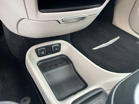 Used 2018 Chrysler Pacifica Touring Plus FWD image 28